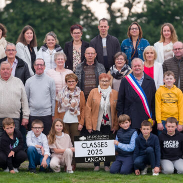 Photo de groupe sur gradin des classes communales 2025 de Langan par le Studio Mignot©