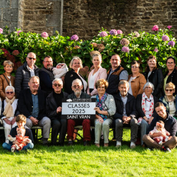 Photo de groupe sur gradin des classes communales 2025 de Saint-Vran par le Studio Mignot©