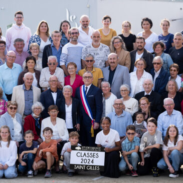 Photo de groupe sur gradin des classes communales 2025 de Saint Gilles par le Studio Mignot©