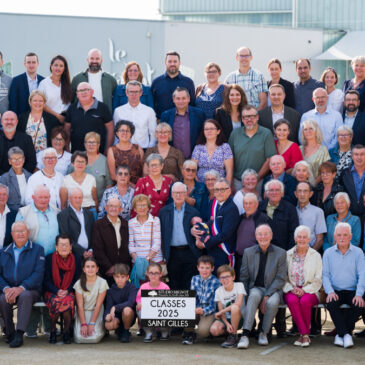 Photo de groupe sur gradin des classes communales 2025 de Saint Gilles par le Studio Mignot©