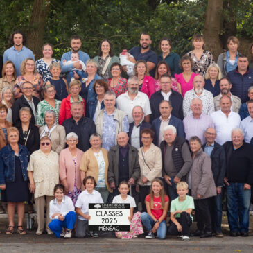 Photo de groupe sur gradin des classes communales 2025 de Ménéac par le Studio Mignot©
