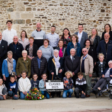 Photo de groupe sur gradin des classes communales 2025 de La-Chapelle-Du-Lou-Du-Lac par le Studio Mignot©