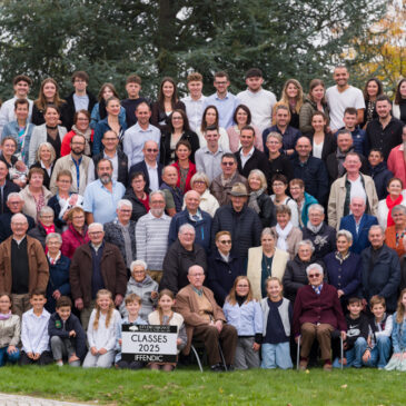 Photo de groupe sur gradin des classes communales 2025 d'Iffendic par le Studio Mignot©