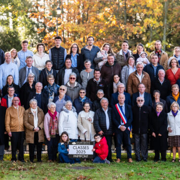 Photo de groupe sur gradin des classes communales 2025 de Paimpont par le Studio Mignot©