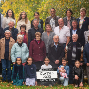 Photo de groupe sur gradin des classes communales 2025 de La Plumaudan par le Studio Mignot©