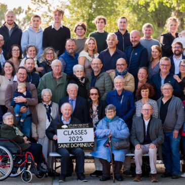 Photo de groupe sur gradin des classes communales 2025 de Saint Domineuc par le Studio Mignot©
