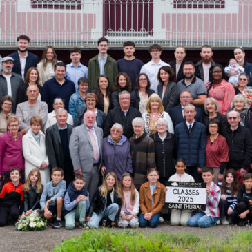 Photo de groupe sur gradin des classes communales 2025 de Saint Thurial par le Studio Mignot©