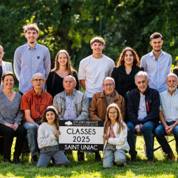 Photo de groupe sur gradin des classes communales 2025 de Saint Uniac par le Studio Mignot©
