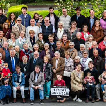 Photo de groupe sur gradin des classes communales 2025 de Pacé par le Studio Mignot©
