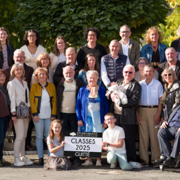 Photo de groupe sur gradin des classes communales 2025 de Guitté par le Studio Mignot©