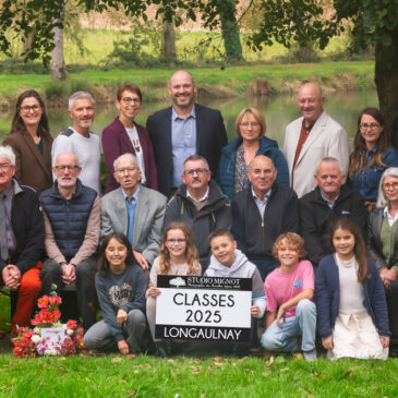 Photo de groupe sur gradin des classes communales 2025 de Longaulnay par le Studio Mignot©