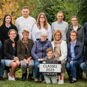 Photo de groupe sur gradin des classes communales 2025 de La Nouaye par le Studio Mignot©