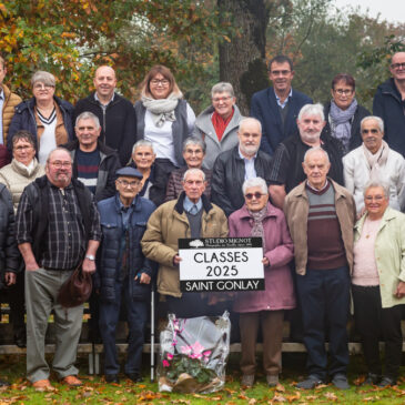 Photo de groupe sur gradin des classes communales 2025 de Saint Gonlay par le Studio Mignot©