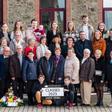 Photo de groupe sur gradin des classes communales 2025 de Saint Pern par le Studio Mignot©