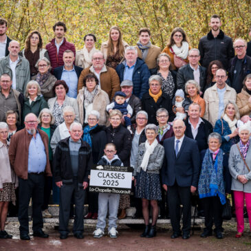 Photo de groupe sur gradin des classes communales 2025 de La-Chapelle-Thouarault par le Studio Mignot©