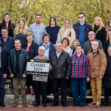 Photo de groupe sur gradin des classes communales 2024 de La Chapelle-Thouarault par le Studio Mignot©