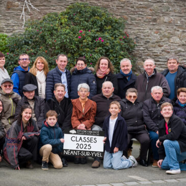 Photo de groupe sur gradin des classes communales 2025 de Néant-Sur-Yvel par le Studio Mignot©