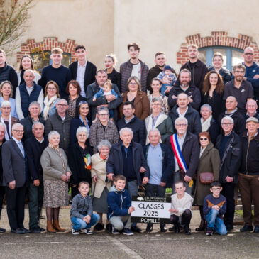 Photo de groupe sur gradin des classes communales 2025 de Romillé par le Studio Mignot©